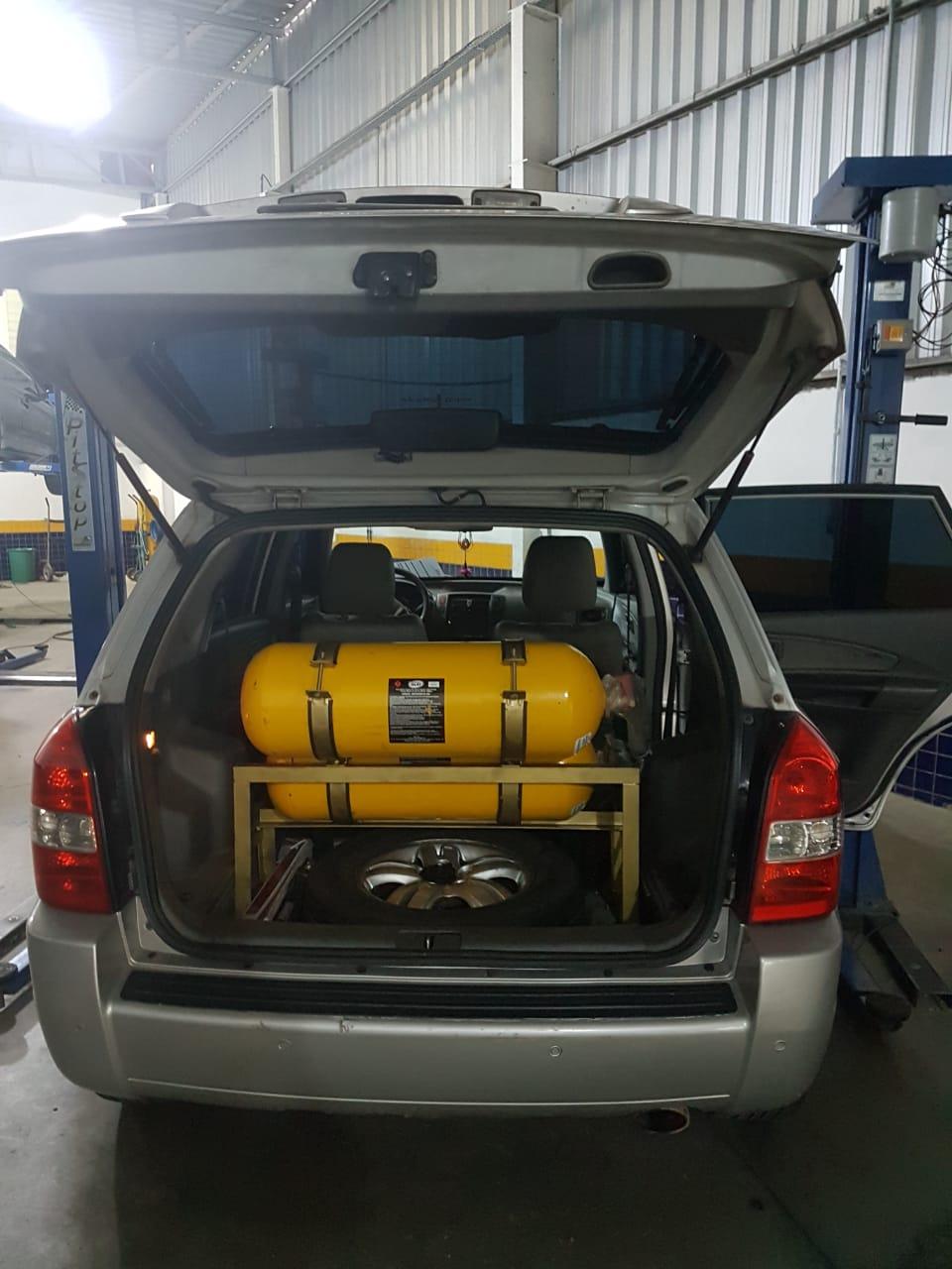 Porta-malas com cilindro GNV