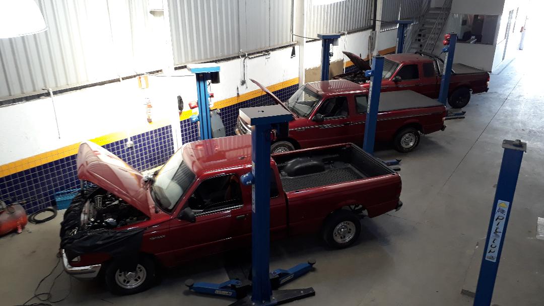 Técnico realizando manutenção